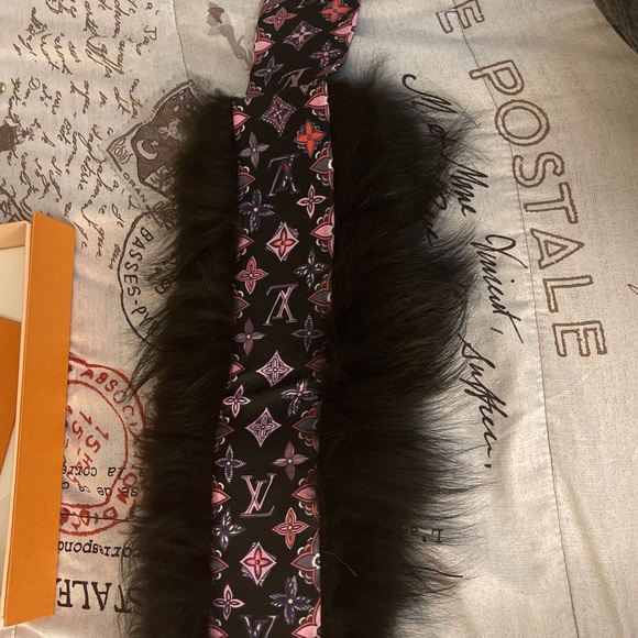 Louis Vuitton MONOGRAM Innocence Fur Bandeau - Picture 3 of 4